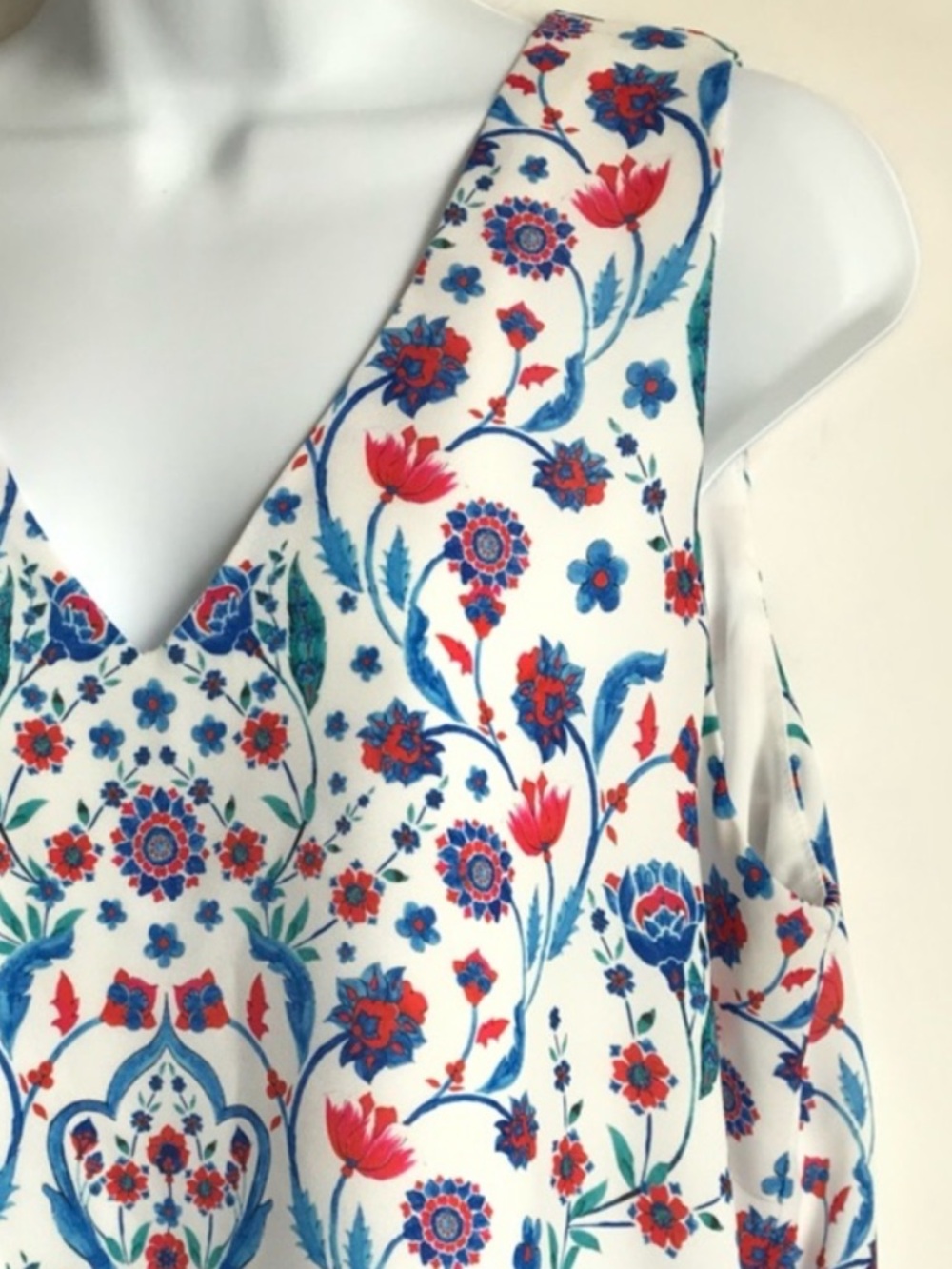 🔴 4/$15 Adrienne Vittadini Women’s L White Red Blue Floral V-Neck Tank Top EUC - Picture 3 of 14
